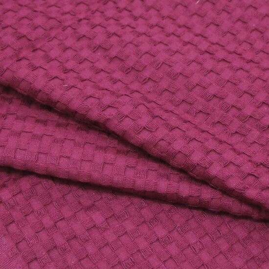 Вафельное полотенце – это 100% хлопок, поэтому не вызывает аллергии. Так как ткань натуральная, то оно пригодно для использования взрослыми и детьми